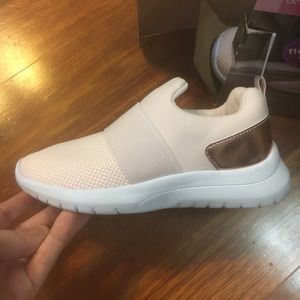 So cute soft pink slip on girls shoes 👟🌸👟